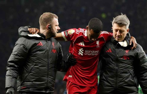 Có CĐV Anh hả hê khi tiền đạo Isak của Liverpool bị “nghiệp quật”