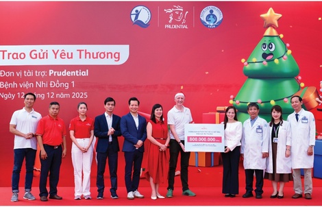 Prudential trao 2.600 phần quà Giáng sinh cho bệnh nhi tại TP HCM và Hà Nội