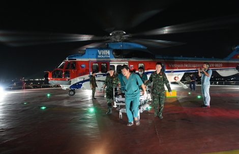 Chuyến bay cấp cứu đặc biệt kéo dài 14 giờ của ê-kip bác sĩ từ đất liền