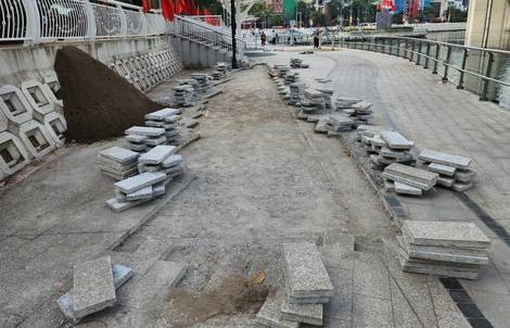 Vì sao vừa cải tạo với số tiền trăm tỉ đồng, đường đi bộ ven hồ đã bị đục nham nhở?