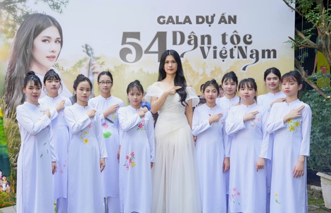 Phúc Anh đấu giá bức tranh "Hoa sen 54 dân tộc Việt Nam" vừa được xác lập kỷ lục! 