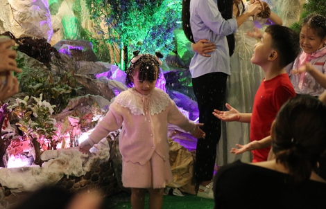 "Tuyết rơi" tại nhiều nơi ở TPHCM trong đêm Giáng sinh