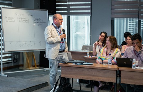 UEH.ISB trở thành điểm hội tụ của học giả toàn cầu về công việc và sức khỏe tinh thần