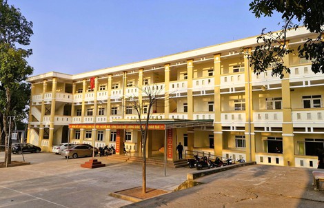 Trường học xây gần 8 tỉ đồng bỏ không, học sinh phải xin học nhờ