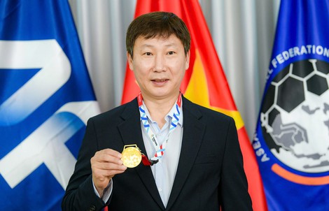 Vô địch SEA Games 33, HLV Kim Sang-sik nhận huy chương 33 chỉ vàng 24K