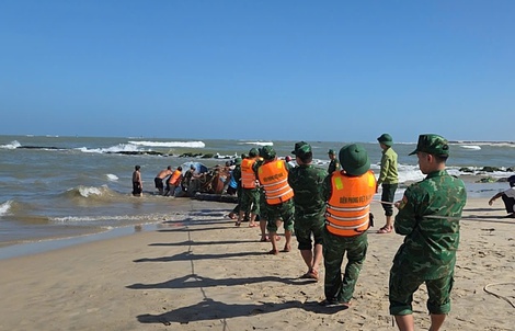 Tàu hàng và ghe đánh cá gặp sự cố nghiêm trọng ở Cửa Việt