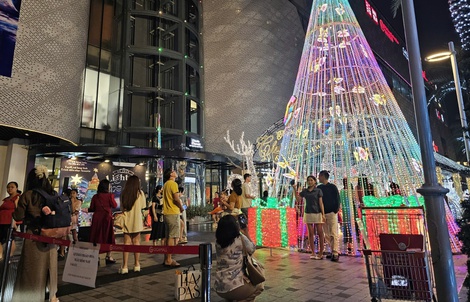 Hết mưa, người dân TPHCM đi chơi lễ Giáng sinh ở đâu?