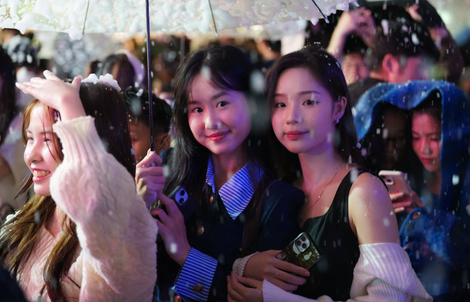 Sinh viên Trường ĐH Thăng Long trải nghiệm “mưa tuyết” trong đêm Giáng sinh