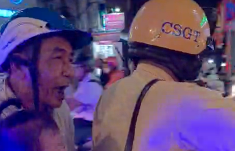 Từ tiếng kêu thất thanh, CSGT TPHCM kịp giúp một bé gái