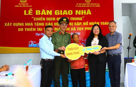 Công an Gia Lai bàn giao 4 căn nhà trong “Chiến dịch Quang Trung”