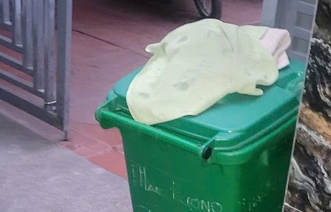 Phát hiện trẻ sơ sinh tử vong trong thùng rác trước cổng nhà