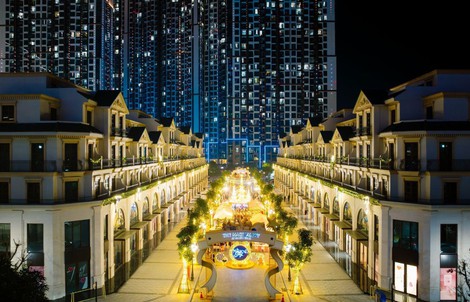 Hàng ngàn du khách hòa mình vào không khí Giáng Sinh tại Malibu Walk