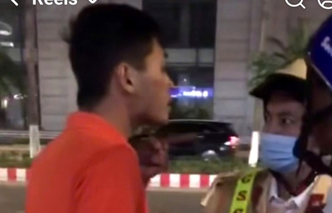 Nam thanh niên "rượu vào" to tiếng lăng mạ, đấm CSGT