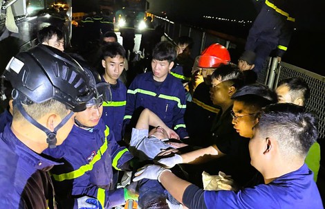 VIDEO: Cảnh sát 2 tỉnh hiệp đồng giải cứu 2 người mắc kẹt sau tai nạn trên cao tốc