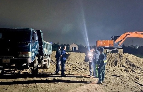 Hơn 100 cảnh sát đột kích, triệt phá 2 bãi cát lậu, tạm giữ 39 người