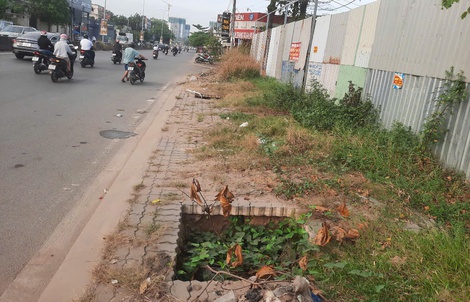 Hố sâu "bẫy" người trên vỉa hè