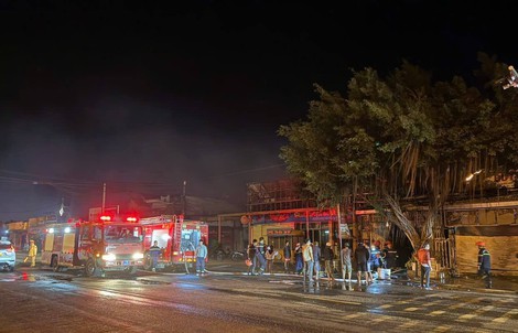 NÓNG: Cháy nhà trong đêm khuya, 4 người tử vong