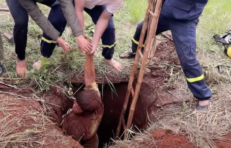 CLIP: Giải cứu người đàn ông rơi xuống hố sâu ở Đồng Nai