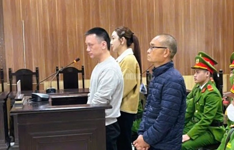 Hình ảnh vợ chồng trùm giang hồ Vi "ngộ" hầu tòa sáng 26-12