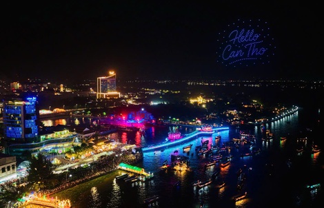 Hàng ngàn người đổ về Bến Ninh Kiều dự khai mạc Lễ hội Văn hoá Sông nước Cần Thơ