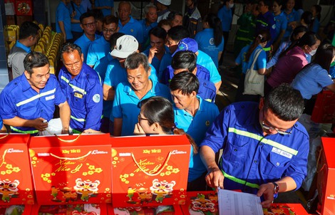 Công nhân vệ sinh ở TPHCM đón Tết sớm