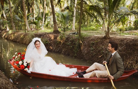 Tài tử Đoàn Minh Tài chèo xuồng "rước vợ về dinh"