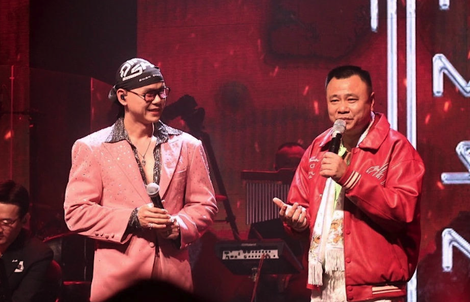 Phan Đinh Tùng tặng NSND Tự Long nhẫn kim cương
