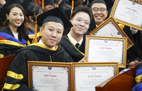 Ấn tượng 10 tân thạc sĩ dẫn đầu toàn khóa học Trường ĐH Mở TPHCM