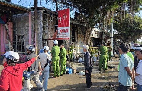 Khẩn trương cấp cứu cháu bé và 1 chiến sĩ trong vụ hỏa hoạn 4 người tử vong