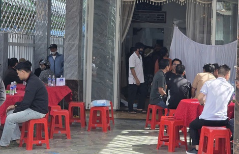 Cha mẹ tuyệt vọng đứng nhìn con cháu trong đám cháy 4 người thiệt mạng