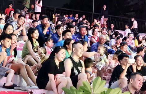 Công nhân trong khu công nghiệp, khu chế xuất ở TPHCM đón năm mới sớm