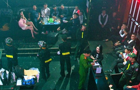 Cảnh sát đồng loạt đột kích 2 quán bar, phát hiện 30 người dương tính ma túy