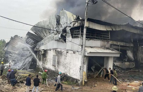 Cháy lớn tại một xưởng may, thiệt hại nhiều tỉ đồng