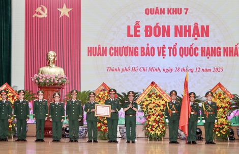 Quân khu 7 đón nhận Huân chương Bảo vệ Tổ quốc hạng nhất