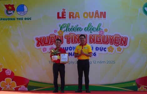 Báo Người Lao Động trao tặng 200 lá cờ tại phường Thủ Đức