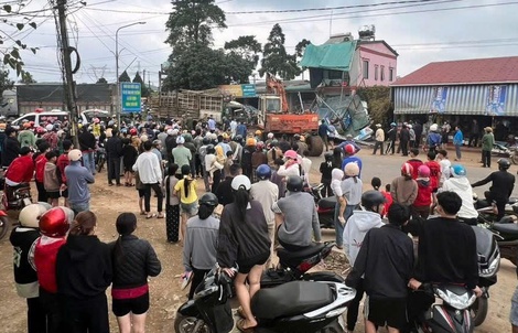 Xe tải tông xe máy rồi lao vào nhà dân: 1 người chết, nhiều người bị thương