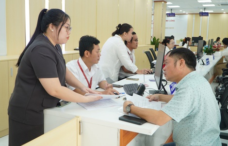 Robot đón khách trong ngày đầu Trung tâm Phục vụ hành chính công TPHCM vận hành