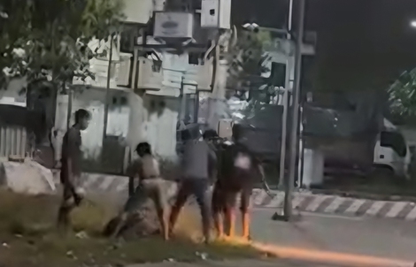 Nam thanh niên ôm đầu liên tục nói "em xin lỗi" trước vòng vây của nhiều đối tượng