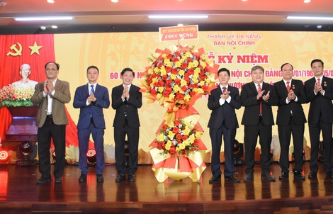 Ban Nội chính Thành ủy Nẵng nhận Huân chương Lao động