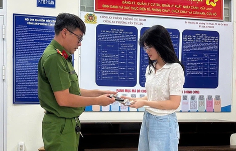 Đang đi siêu thị Lotte Mart, cô gái bất ngờ nhận tin vui từ số lạ