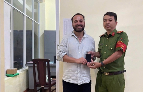 Mới đến TPHCM, du khách Thổ Nhĩ Kỳ làm rơi điện thoại trên taxi