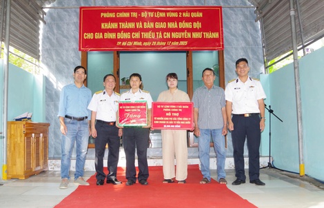 Vùng 2 Hải quân trao “Nhà đồng đội” tại TPHCM