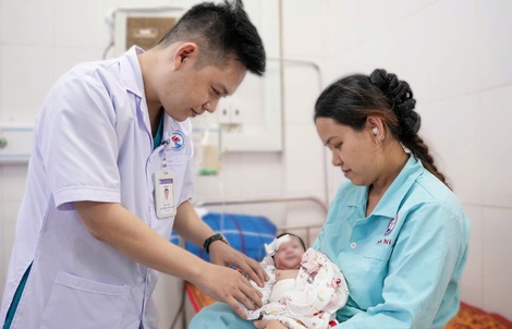 Cứu sống bé sơ sinh bị tắc tá tràng do dị tật bẩm sinh hiếm gặp