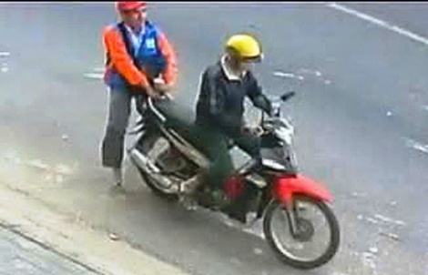 Người đàn ông 71 tuổi bị bắt vì cướp giật vé số