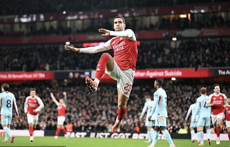 Đánh bại Brentford, Arsenal giữ vững ngôi đầu Ngoại hạng
