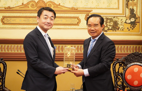 Chủ tịch UBND TPHCM tiếp Thứ trưởng Bộ Đất đai, Cơ sở hạ tầng, Giao thông và Du lịch Nhật Bản