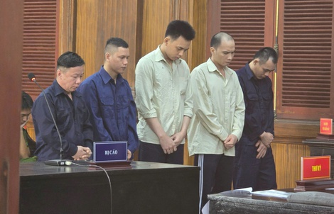 Xe chở túi hiệu bị "rút ruột" trên cao tốc TP HCM - Trung Lương