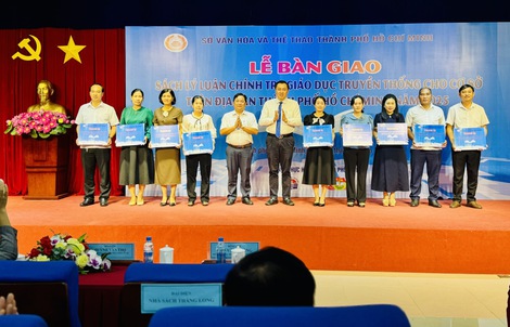 TPHCM trang bị hơn 10.600 bản sách lý luận, chính trị cho cơ sở