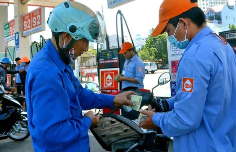 Giá xăng tăng, RON 95 lên 20.460 đồng/lít