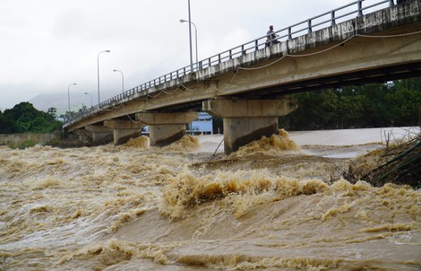 CLIP: Nước sông Cái Nha Trang đổ về ào ào 
